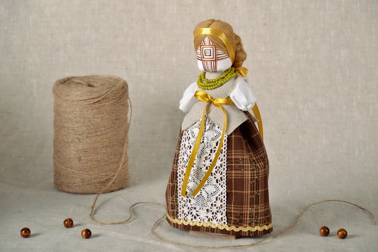 Puppe im Ethno-Stil mit Halskette foto 2