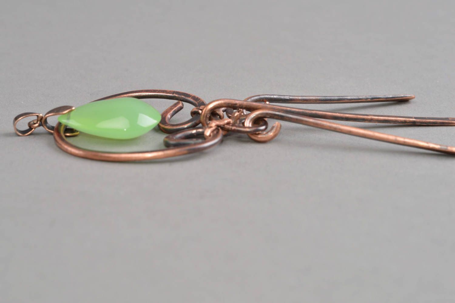 Pendentif en cuivre avec perle de verre verte technique du forgeage fait main photo 4