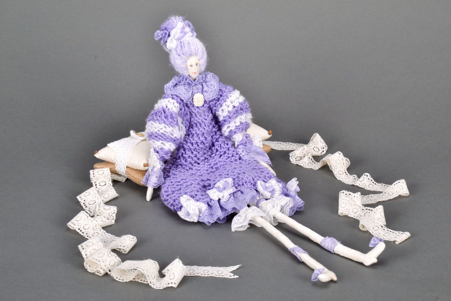 Boneca de interior tricotada com agulhas foto 1