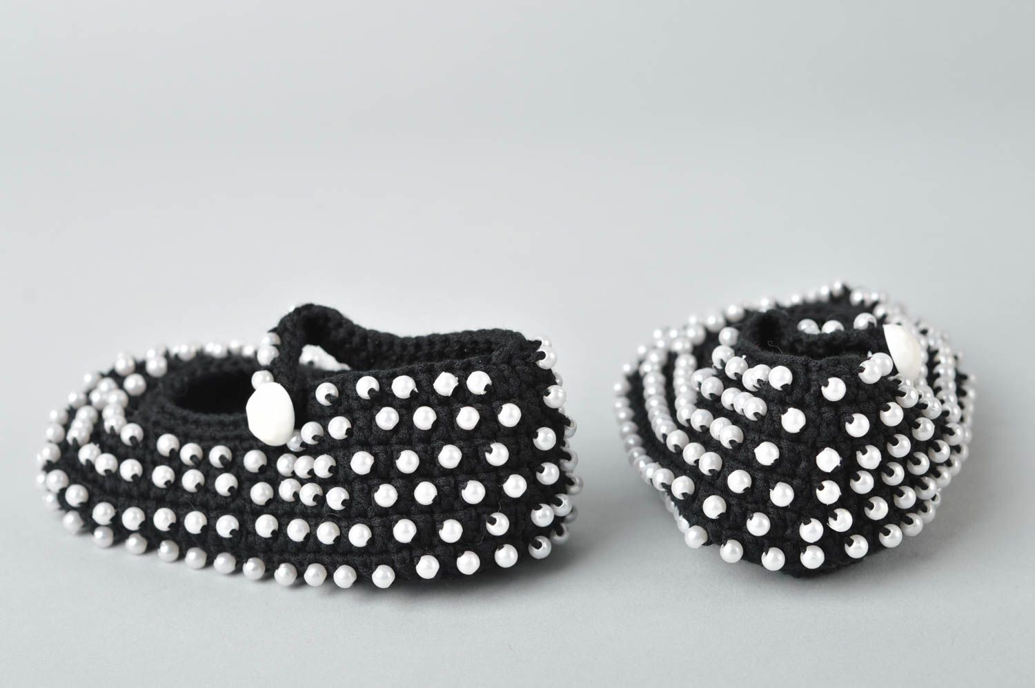 Chaussons bébé faits main Pantoufle tricot Accessoire bébé noir perles plastique photo 5