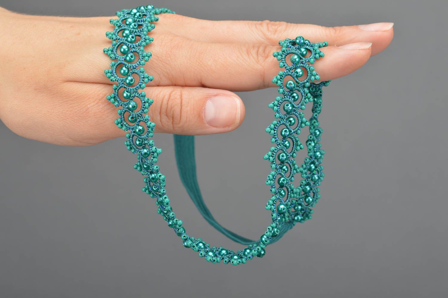 Geflochtenes grünes Haarband mit Glasperlen Frivolite Technik handmade foto 3