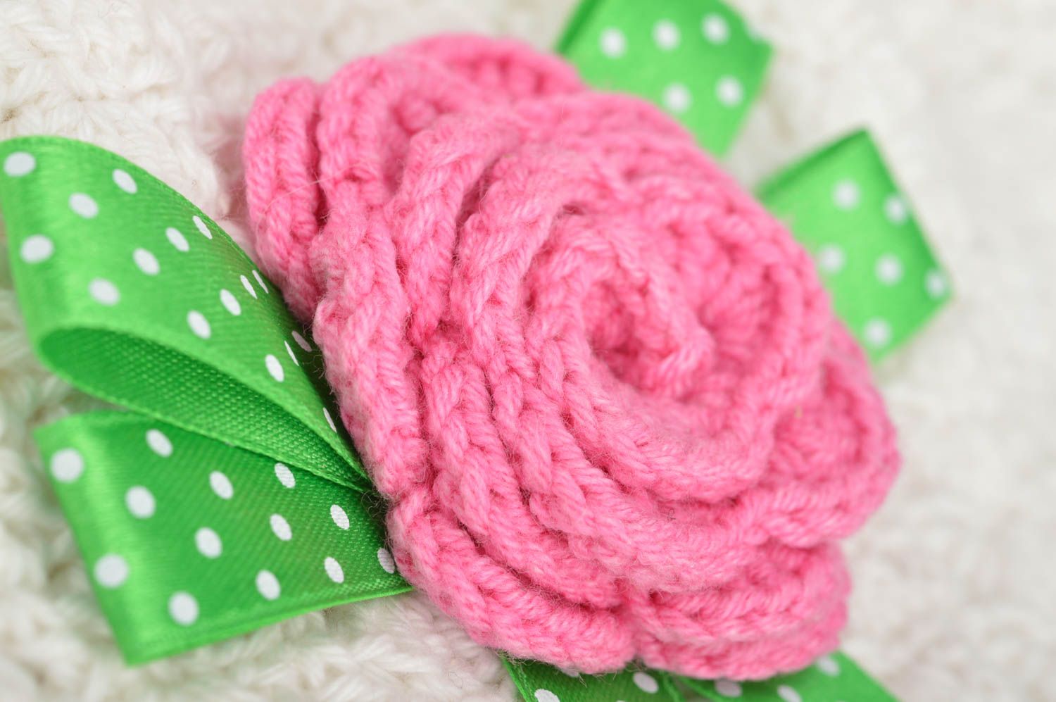 Шапка ручной вязки для девочки белая ажурная с розовым цветком красивая фото 3