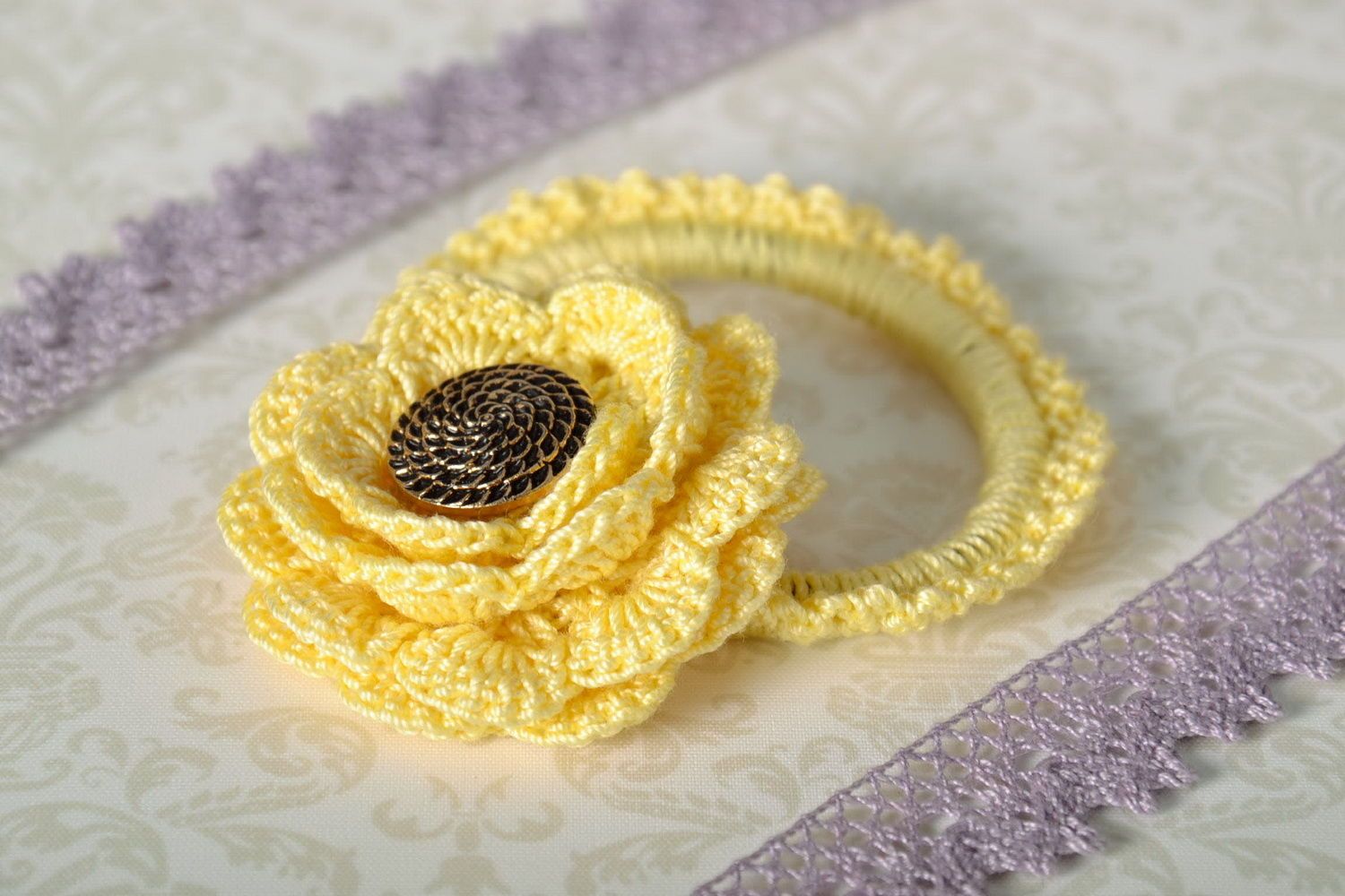 Gelber handgemachter Haargummi mit Blume foto 1