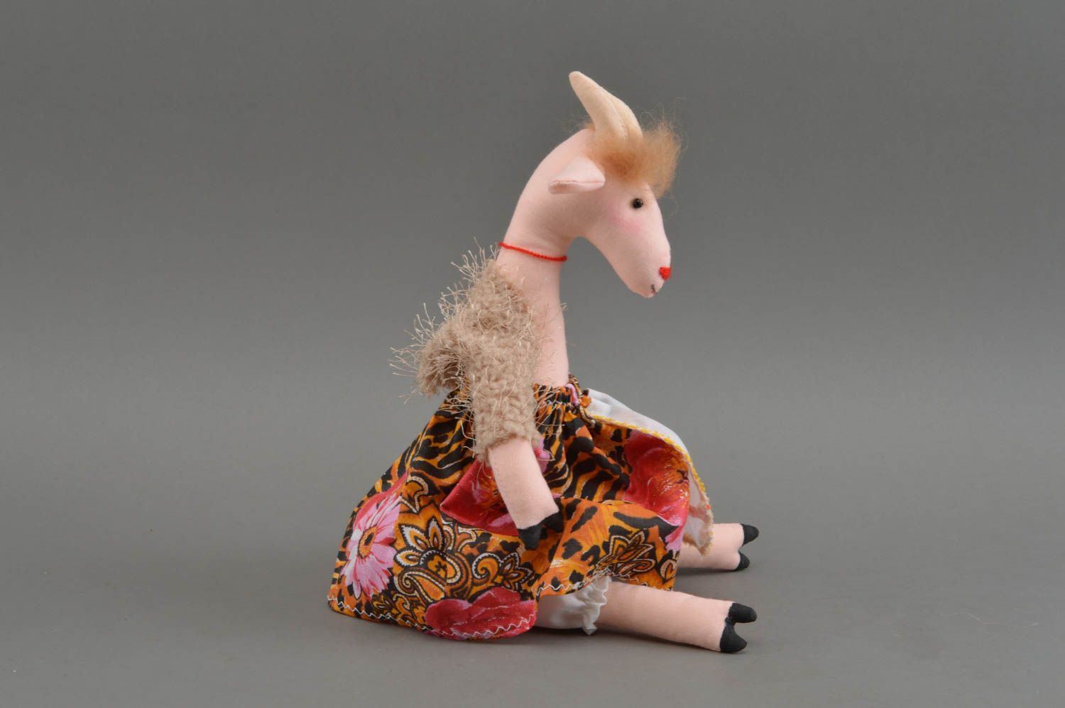 Peluche chèvre rose vêtue en robe belle originale faite main pour enfant photo 2
