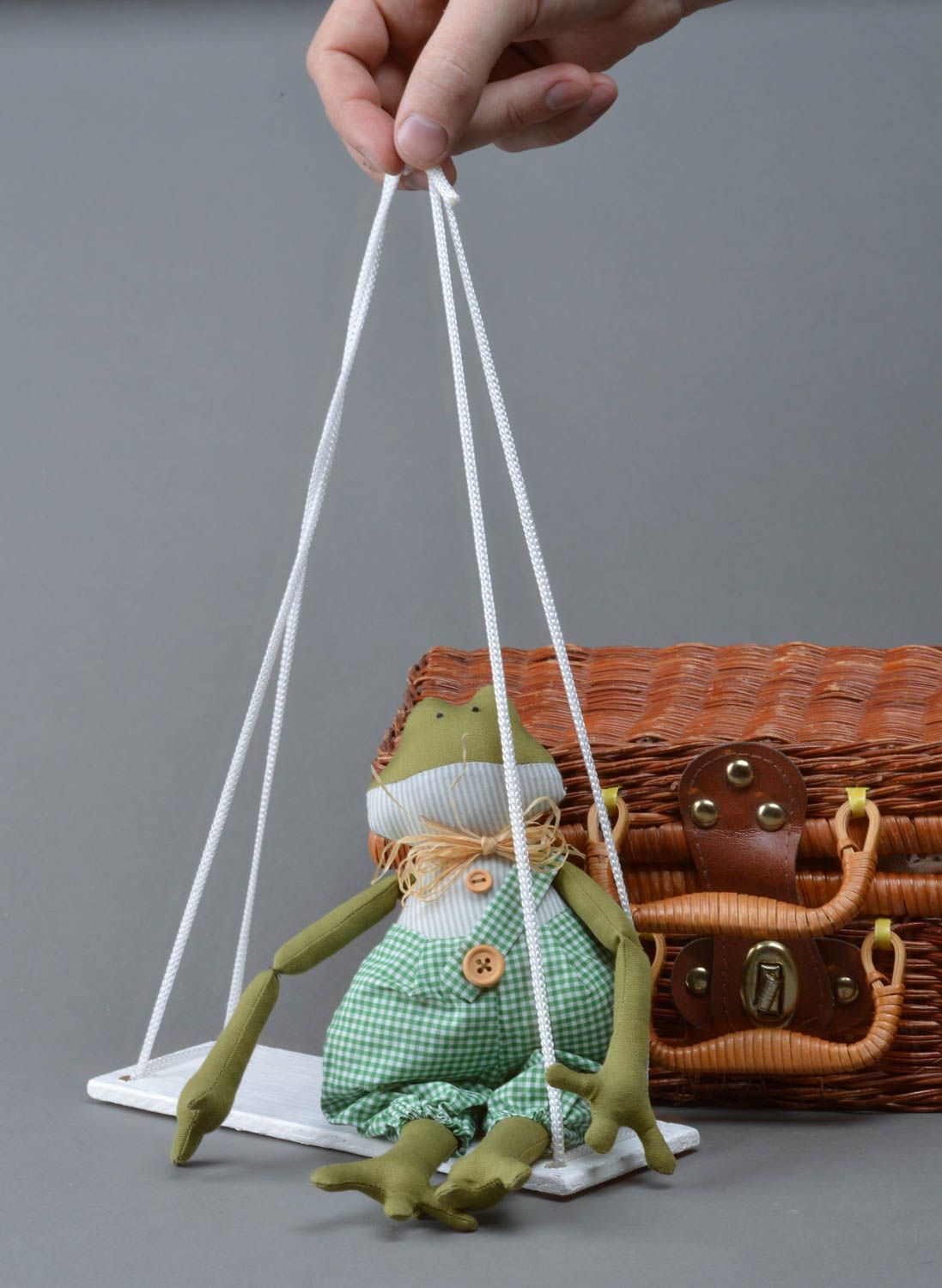 Декоративная игрушка для интерьера в виде лягушки на качелях ручной работы мягкая фото 1