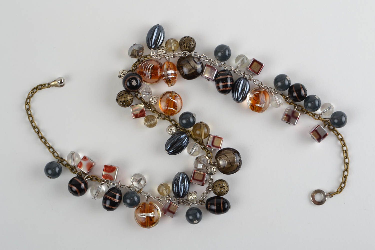 Collier de perles de verre en couleur foncée fait main accessoire stylé photo 3