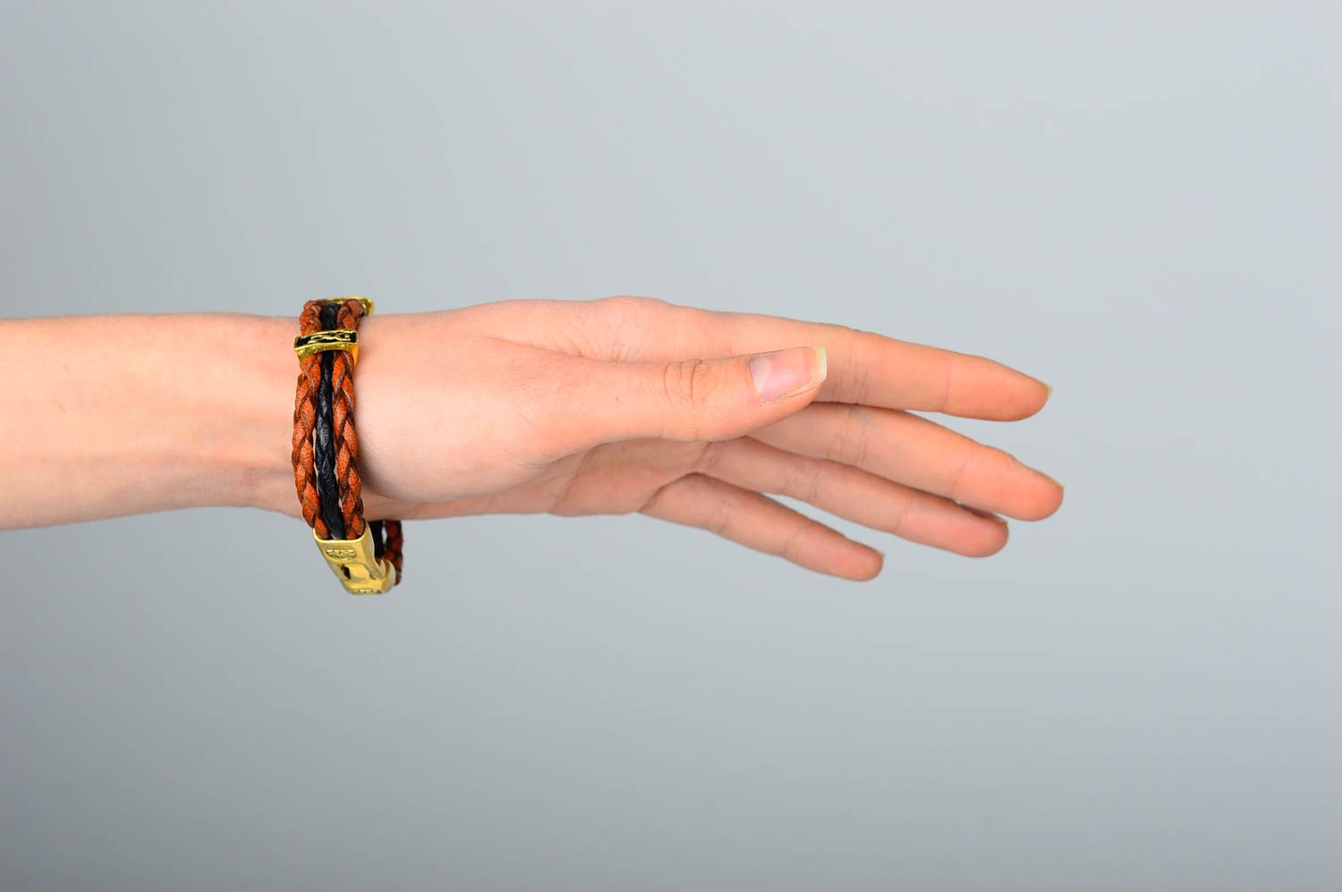 Авторский кожаный браслет ручной работы браслет на руку украшение из кожи фото 2