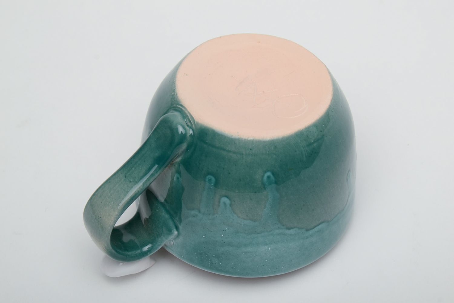 Taza cerámica barnizada con pajarito sobre el mango foto 4