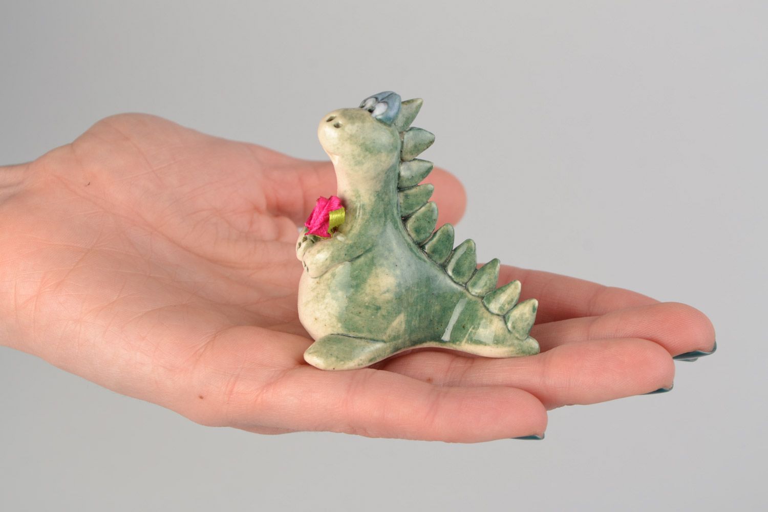 Künstler handmade Deko Figur aus Ton mit Glasur bemalt Drache mit Blume foto 2