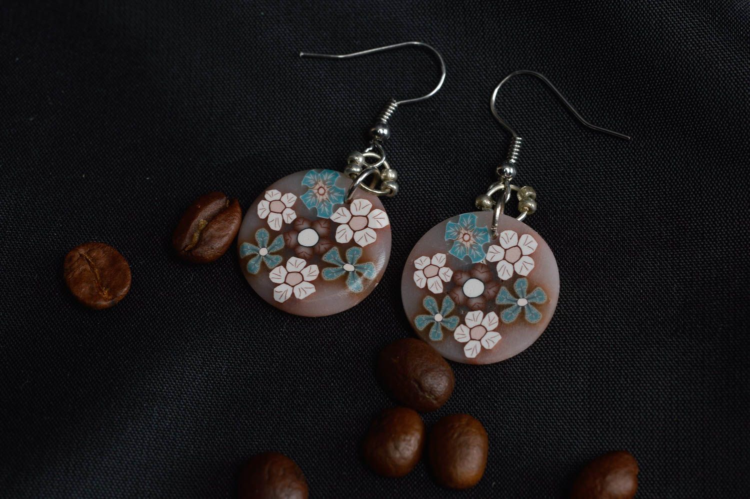 Boucles d'oreilles en pâte polymère brun-bleu rondes à motif floral faites main photo 1