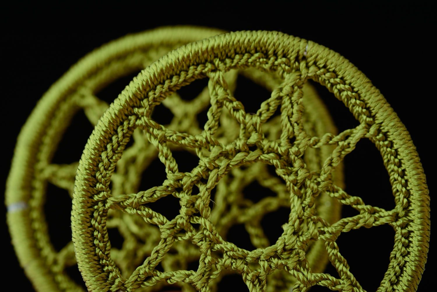 Серьги плетеные из зеленых ниток  фото 2