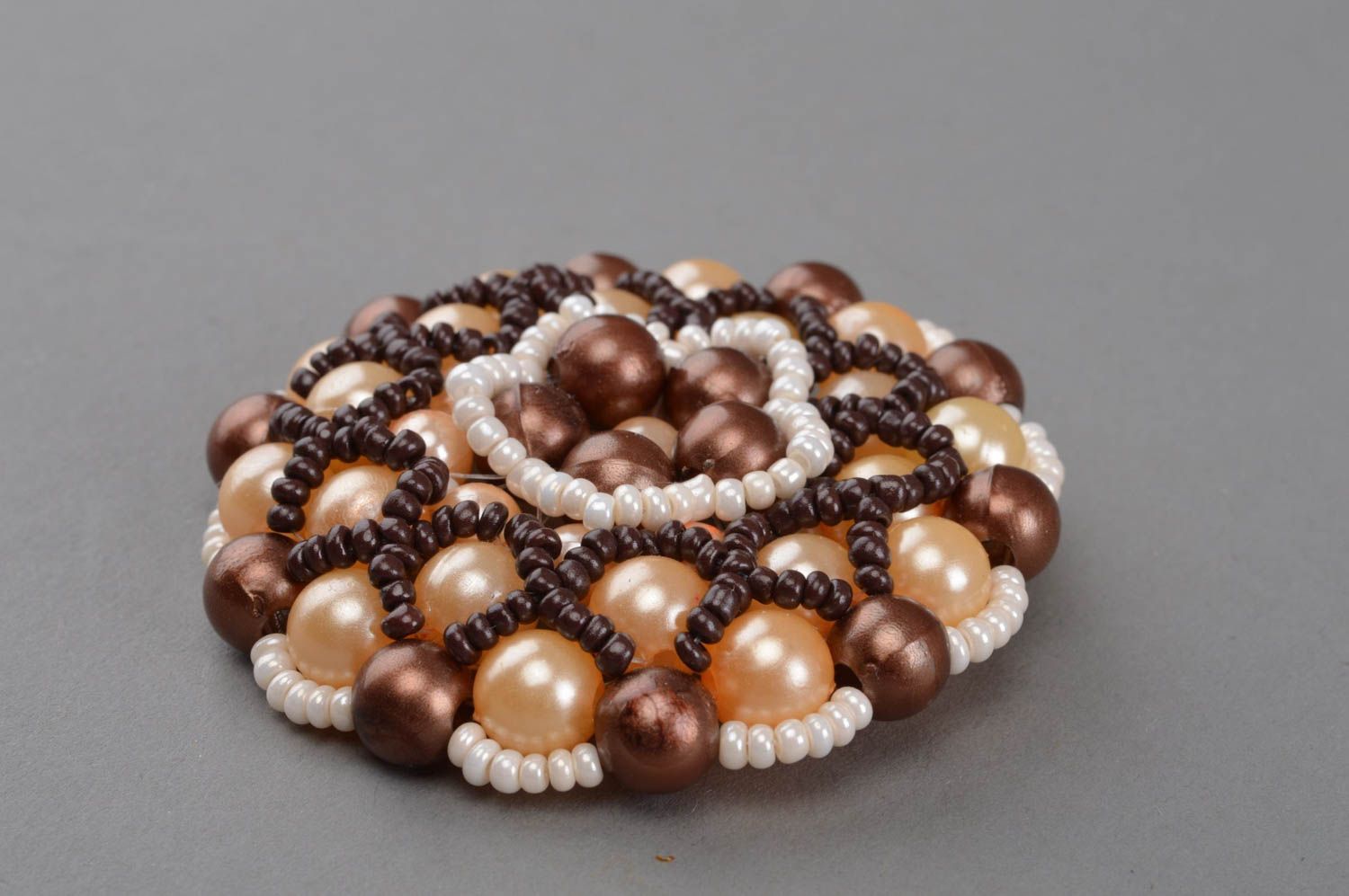 Broche ronde marron beige en perles de rocaille et perles d'imitation faite main photo 3