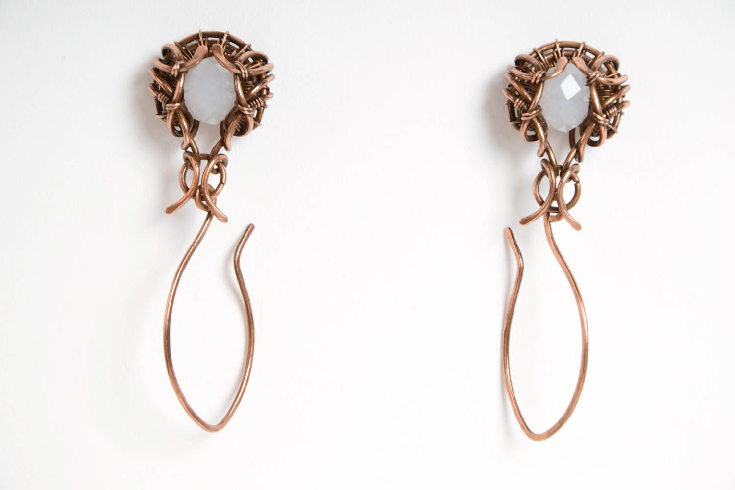 Boucles d'oreilles pendantes en cuivre avec pierre de Lune faites main élégantes photo 5