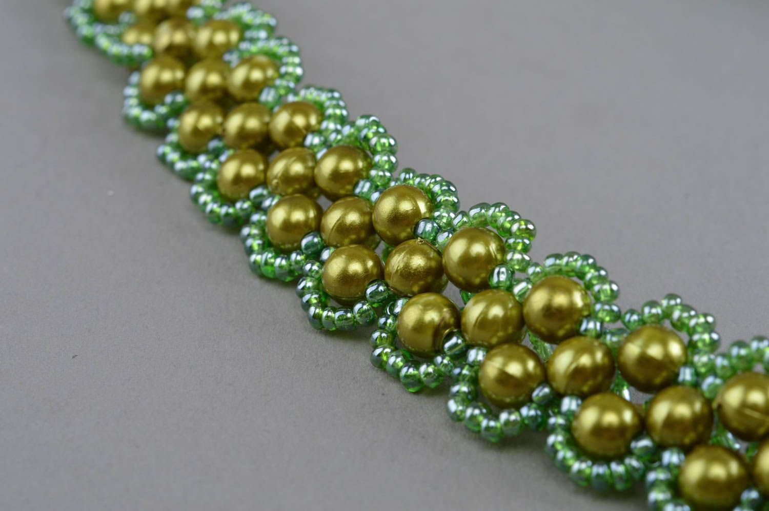 Ожерелье из бисера и бусин ручной работы авторское красивое в зеленых тонах фото 3