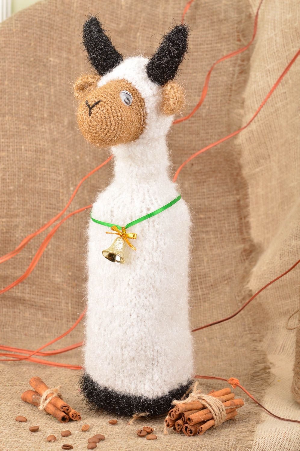 Déco pour bouteille en forme de chèvre tricotée au crochet blanche faite main  photo 1