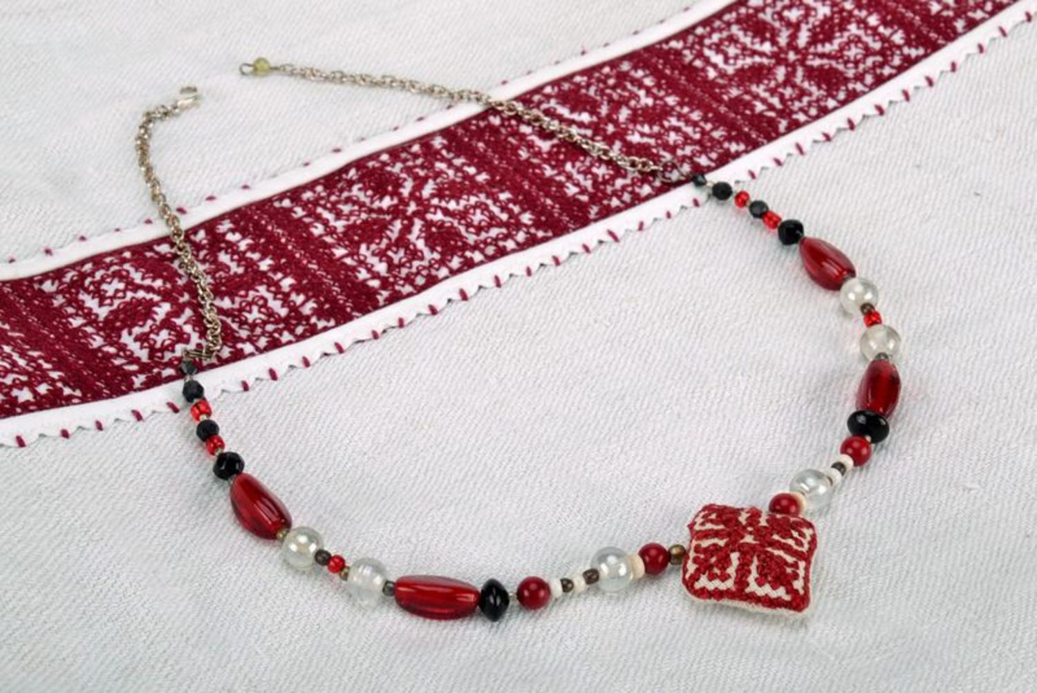 Red and white necklace in ethnic style  photo 1