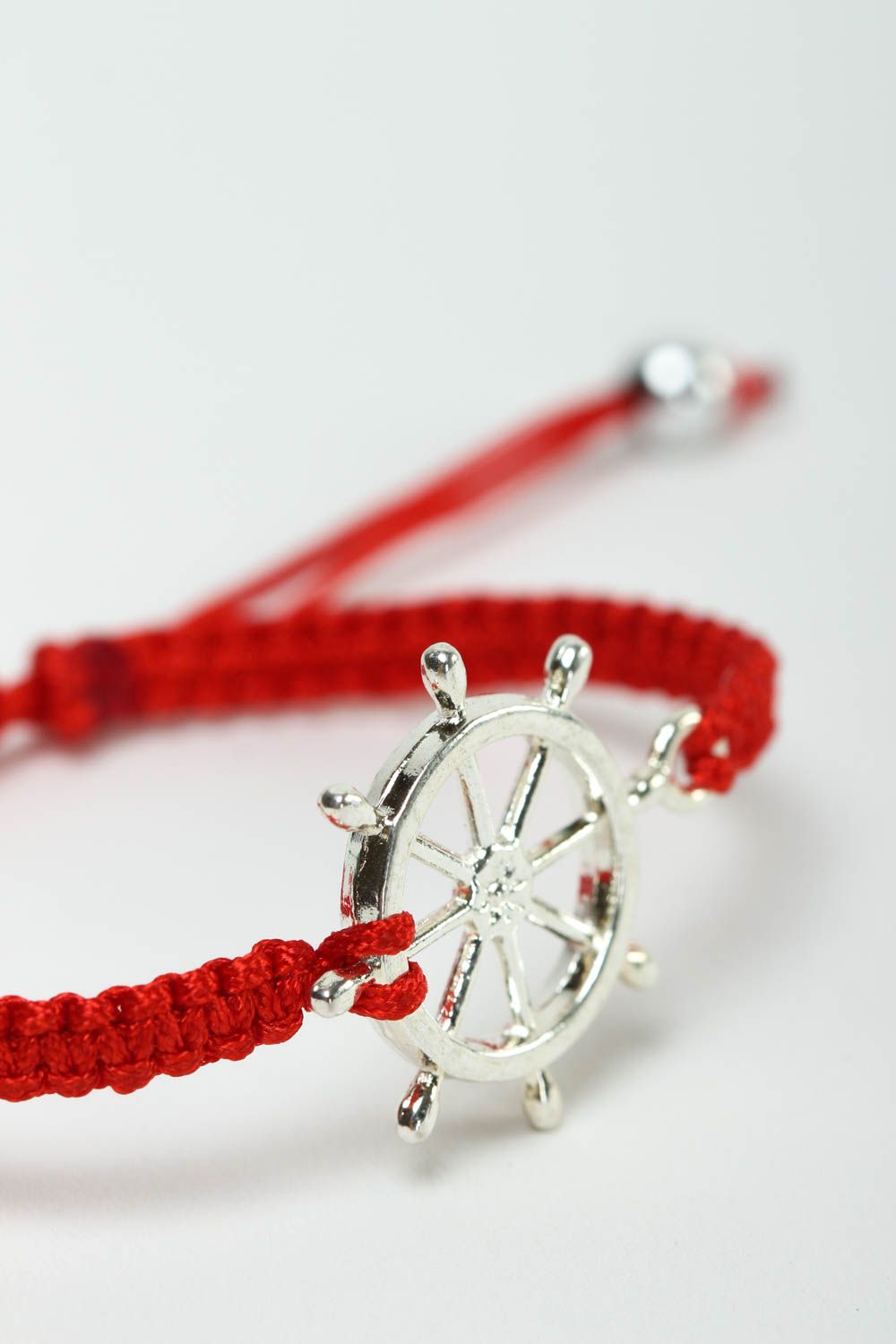 Браслет модный красный браслет ручной работы авторское украшение плетеное фото 3