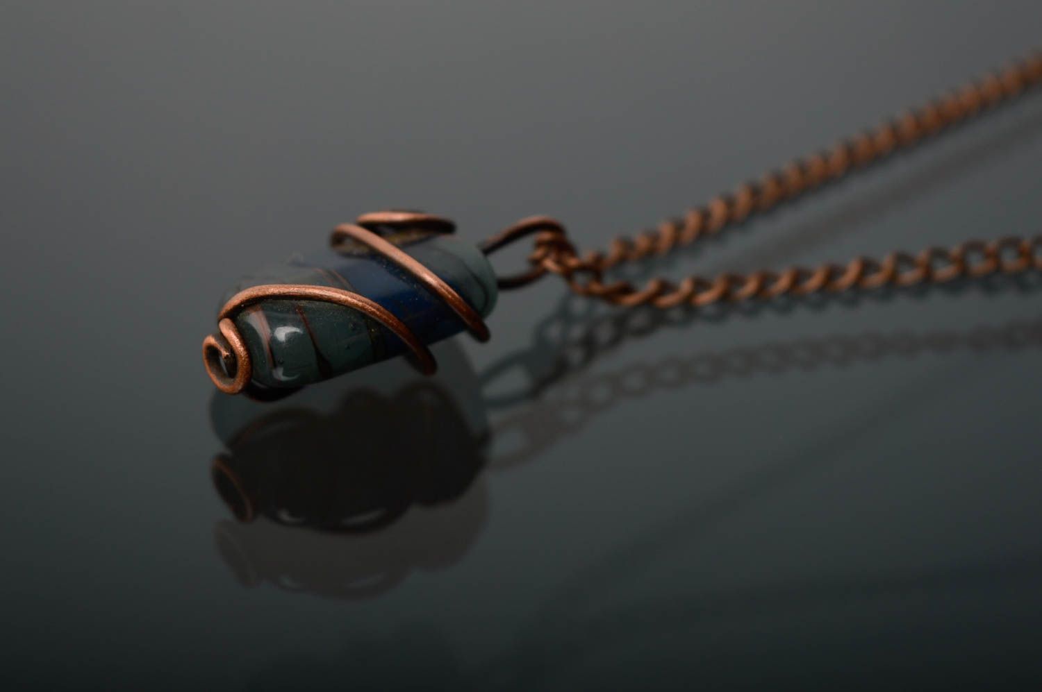 Медная подвеска в технике wire wrap с авторской бусиной лэмпворк фото 5