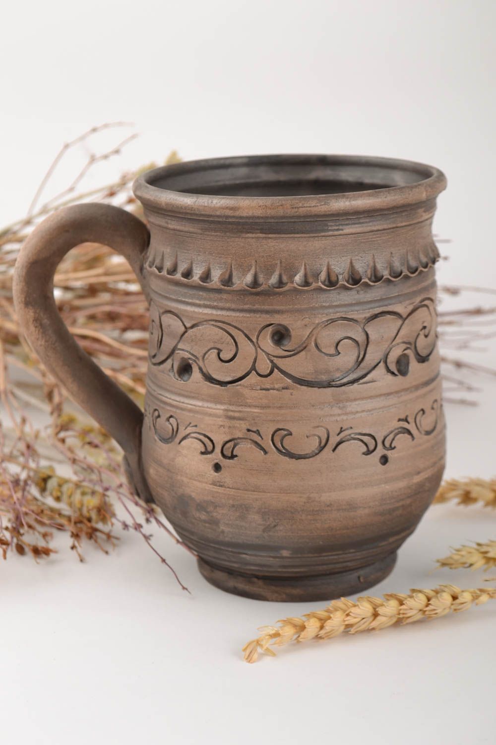 Taza cerámica hecha a mano grande con ornamentos y moldura marrón 500 ml foto 1