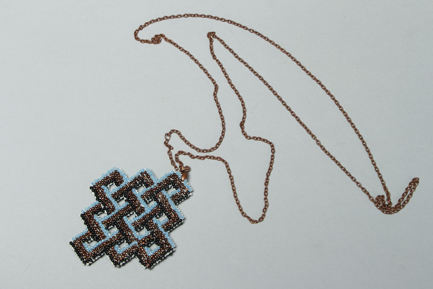 Pendentif en perles de rocaille fait main Labyrinthe celtique photo 1