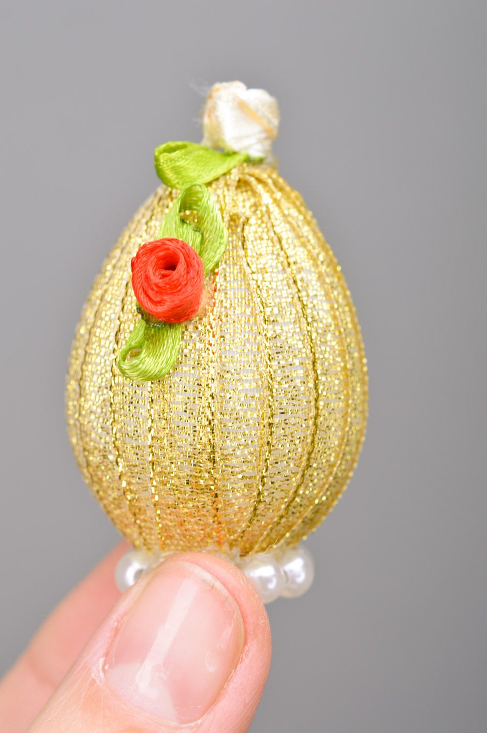 Пасхальное яйцо декоративное оплетенное лентами золотистое ручной работы фото 3