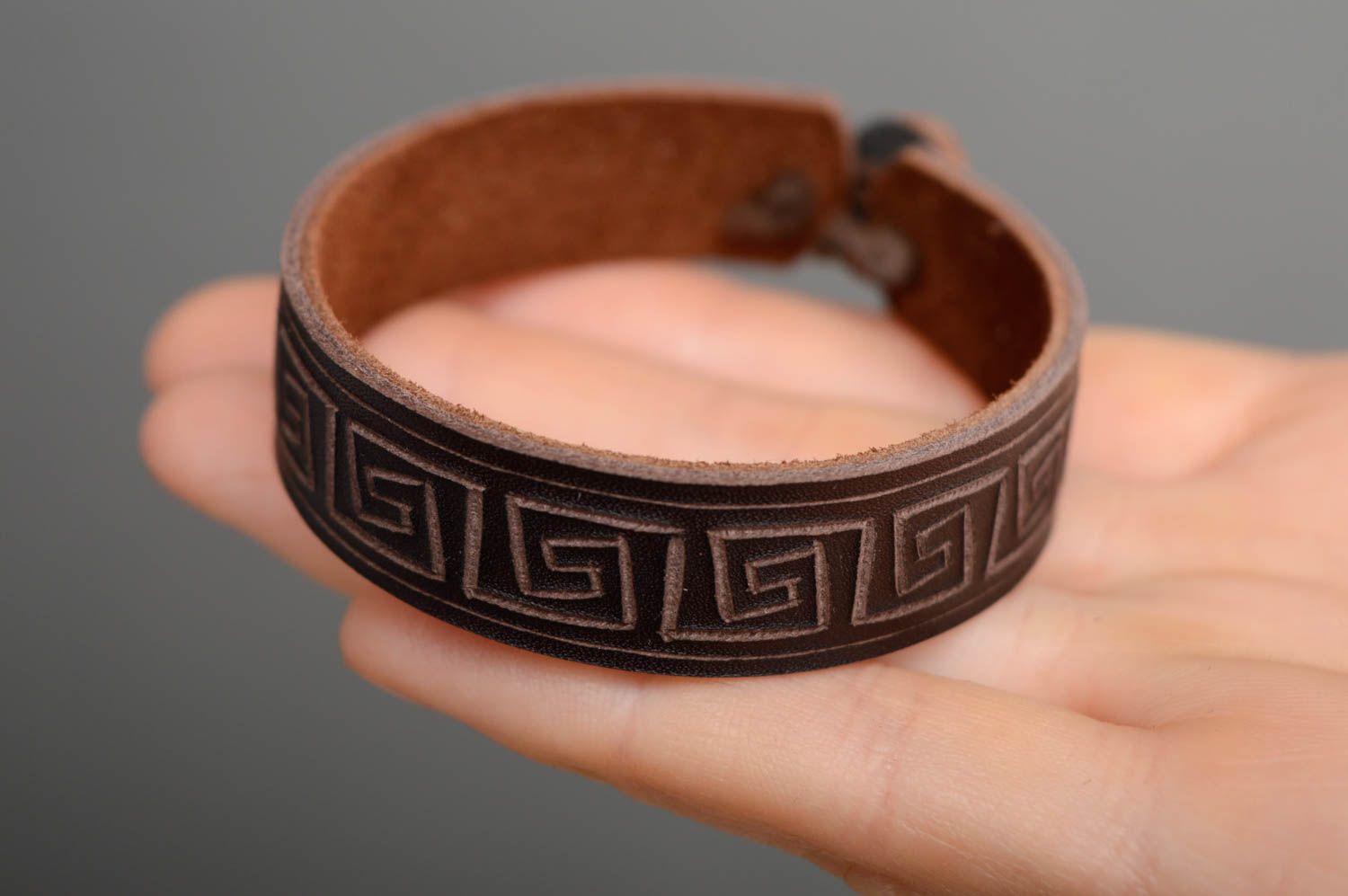 Bracelet en cuir naturel style ethnique fait main original marron Méandre  photo 4