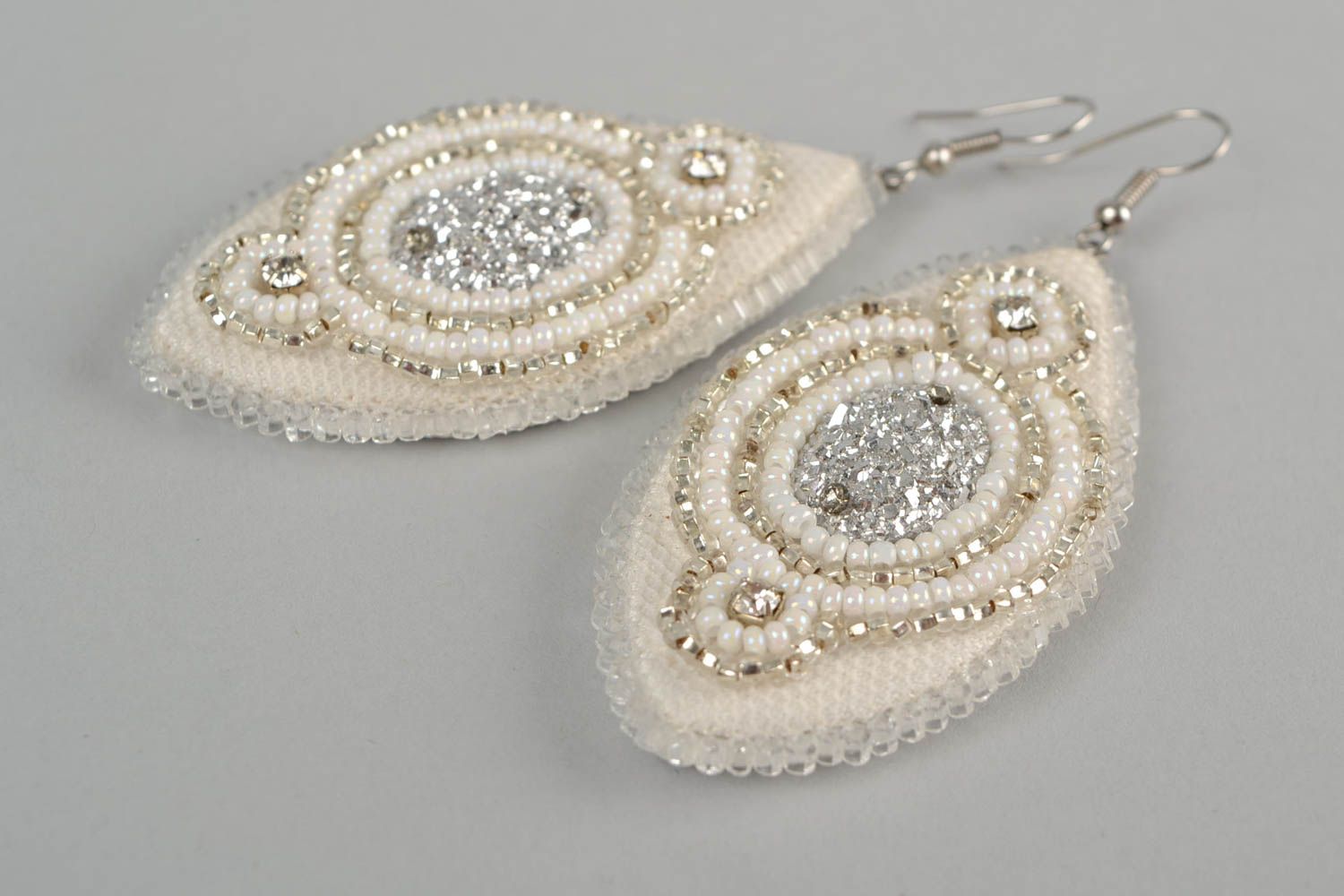 Boucles d'oreilles en perles de rocaille longues faites main blanches argent photo 4