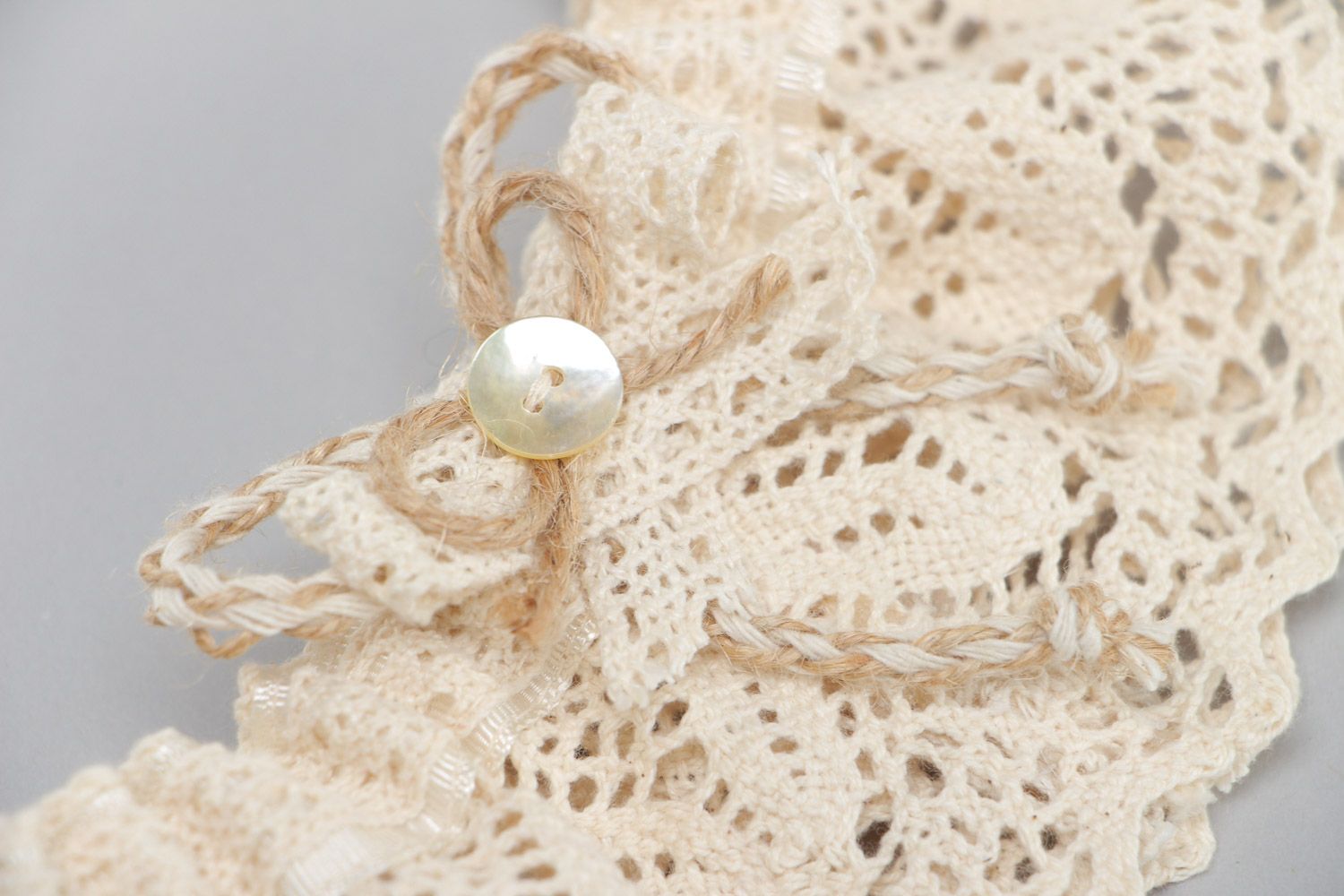 Handmade Strumpfband für Hochzeit auf Bein von Braut mit Schleife aus Spitze foto 4