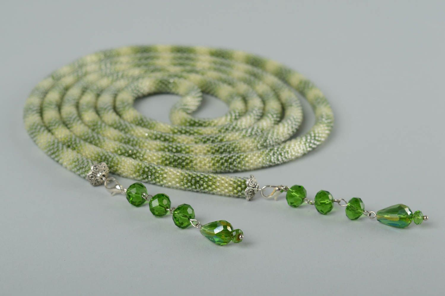 Collar de abalorios bisutería artesanal accesorio de mujer lariat verde a rayas foto 1