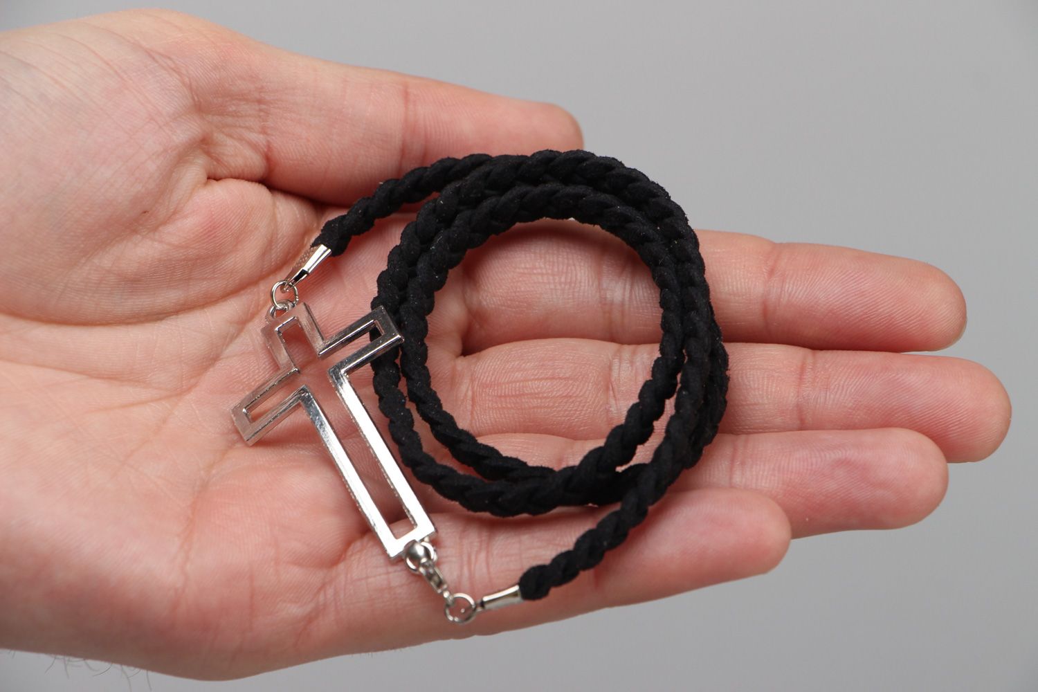 Geflochtenes dreireihiges schwarzes handmade Armband aus Schnur für Damen Kreuz foto 3