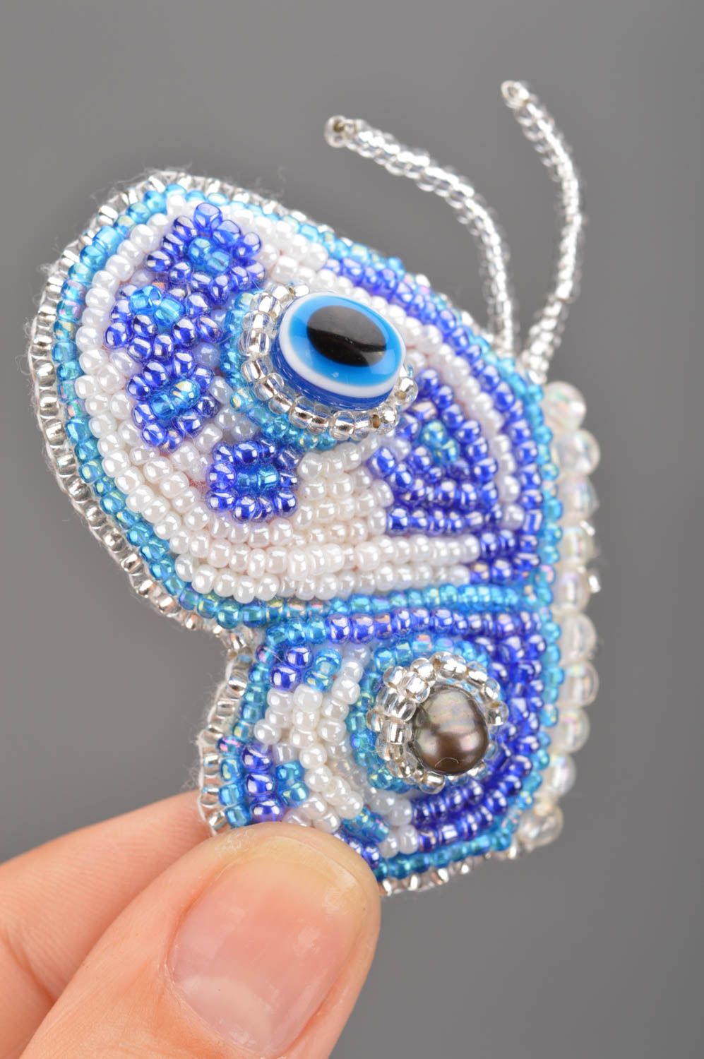 Broche en perles de rocailles faite main en forme de papillon bleu blanc photo 3