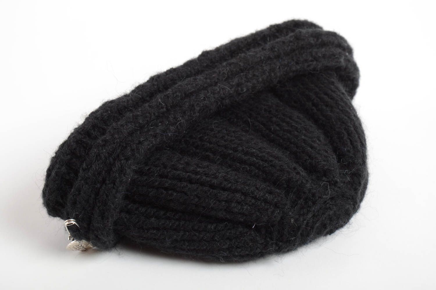 Черная шапка ручной вязки с брошкой из шерсти акрила и хлопка оригинальная фото 5