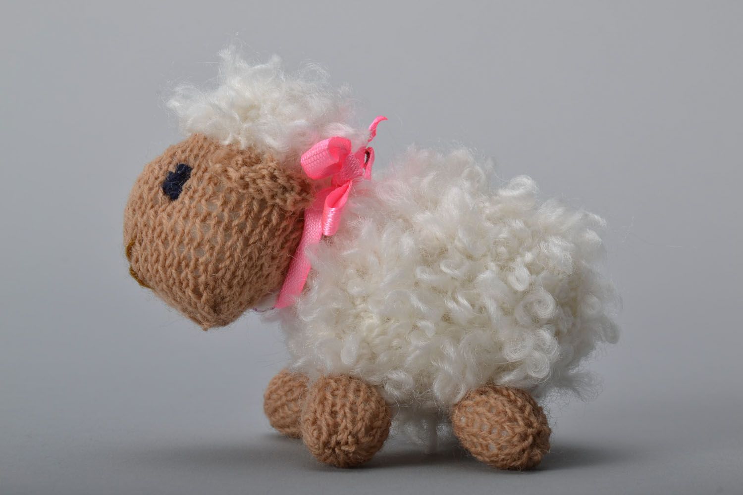 Вязаная игрушка в виде маленькой овечки  фото 3
