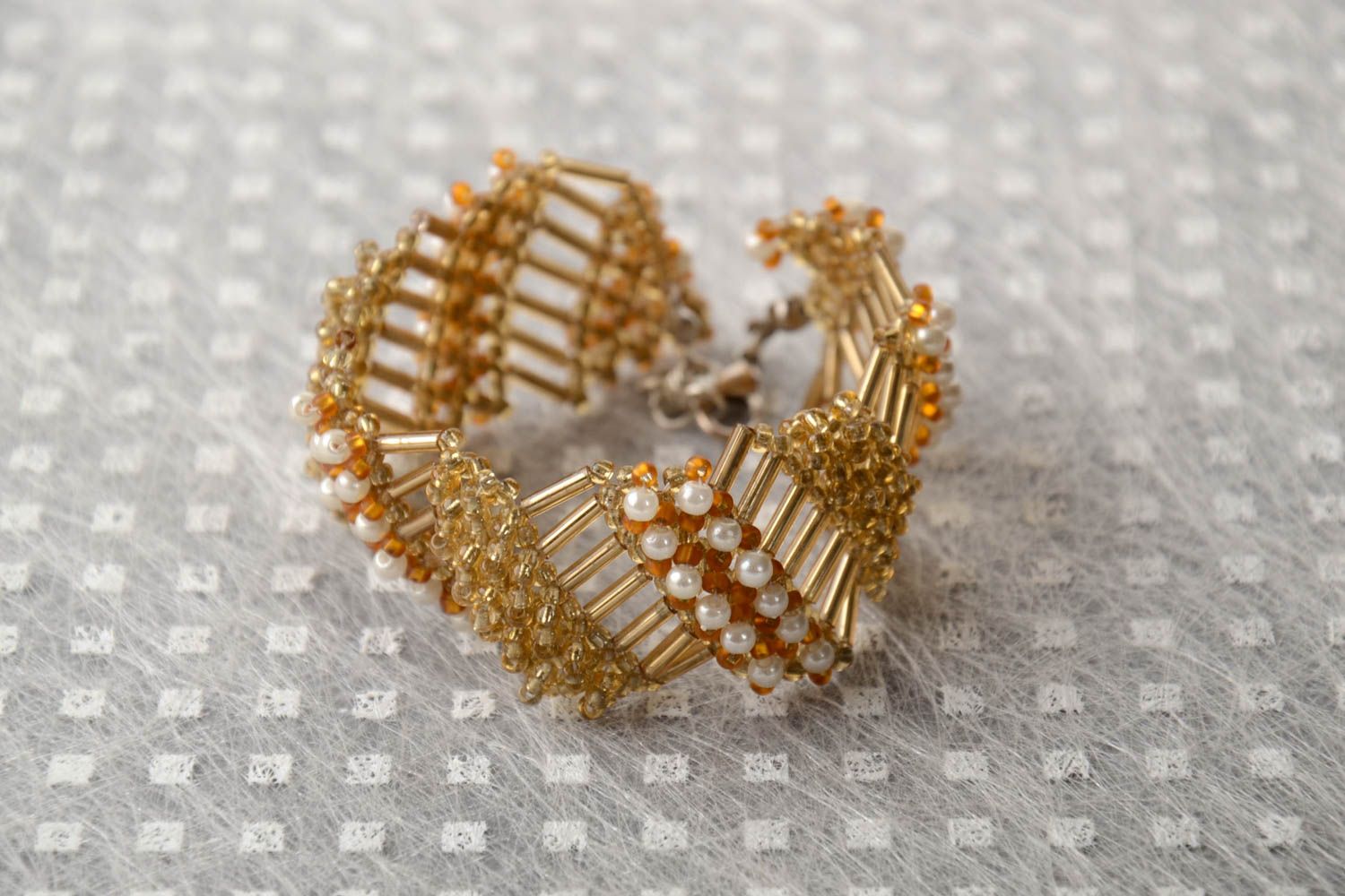 Bracelet beige Bijou fait main large en perles de rocaille Cadeau pour femme photo 1