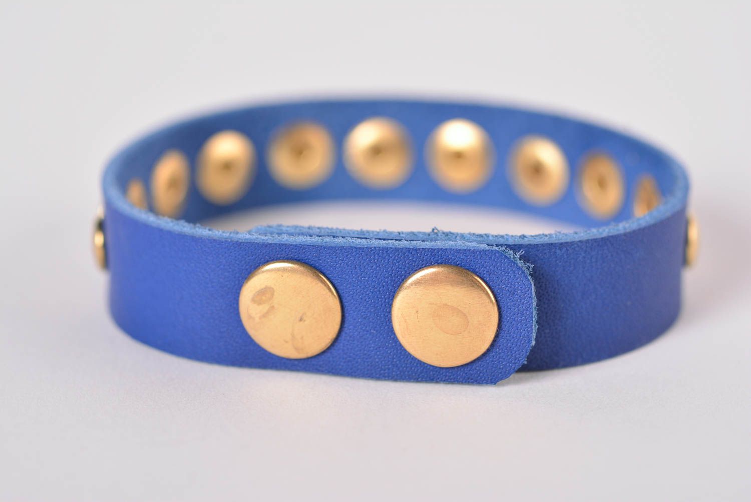 Bracelet en cuir bleu fait main Bijoux originaux Accessoire pour femme photo 3