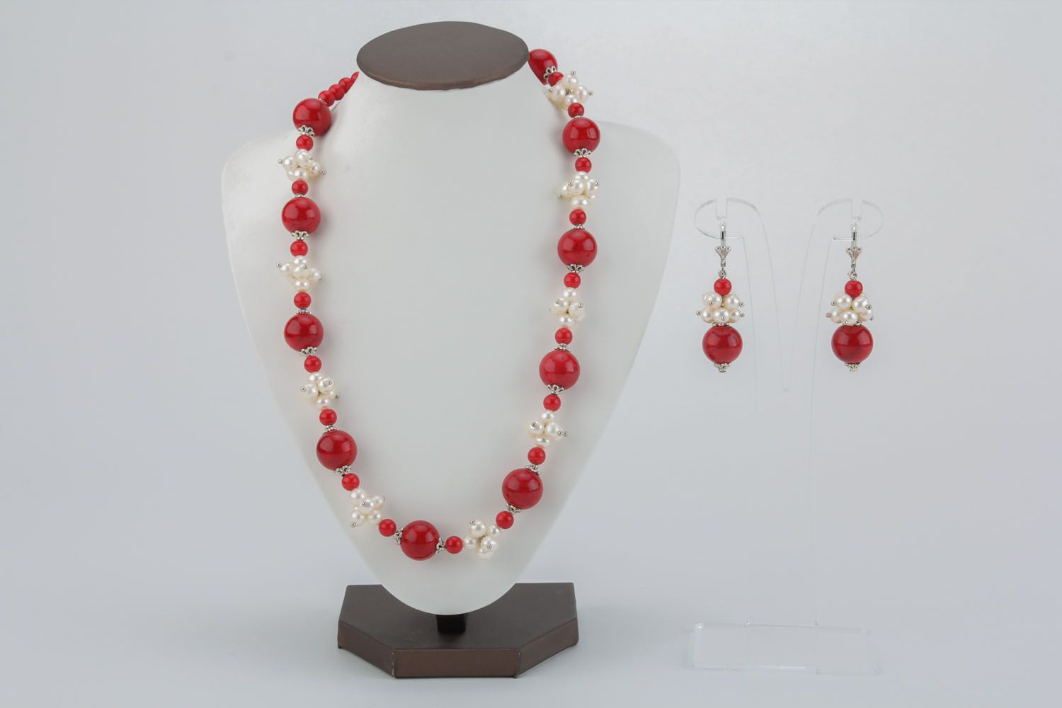 Set of jewelry made of coral and pearls photo 1