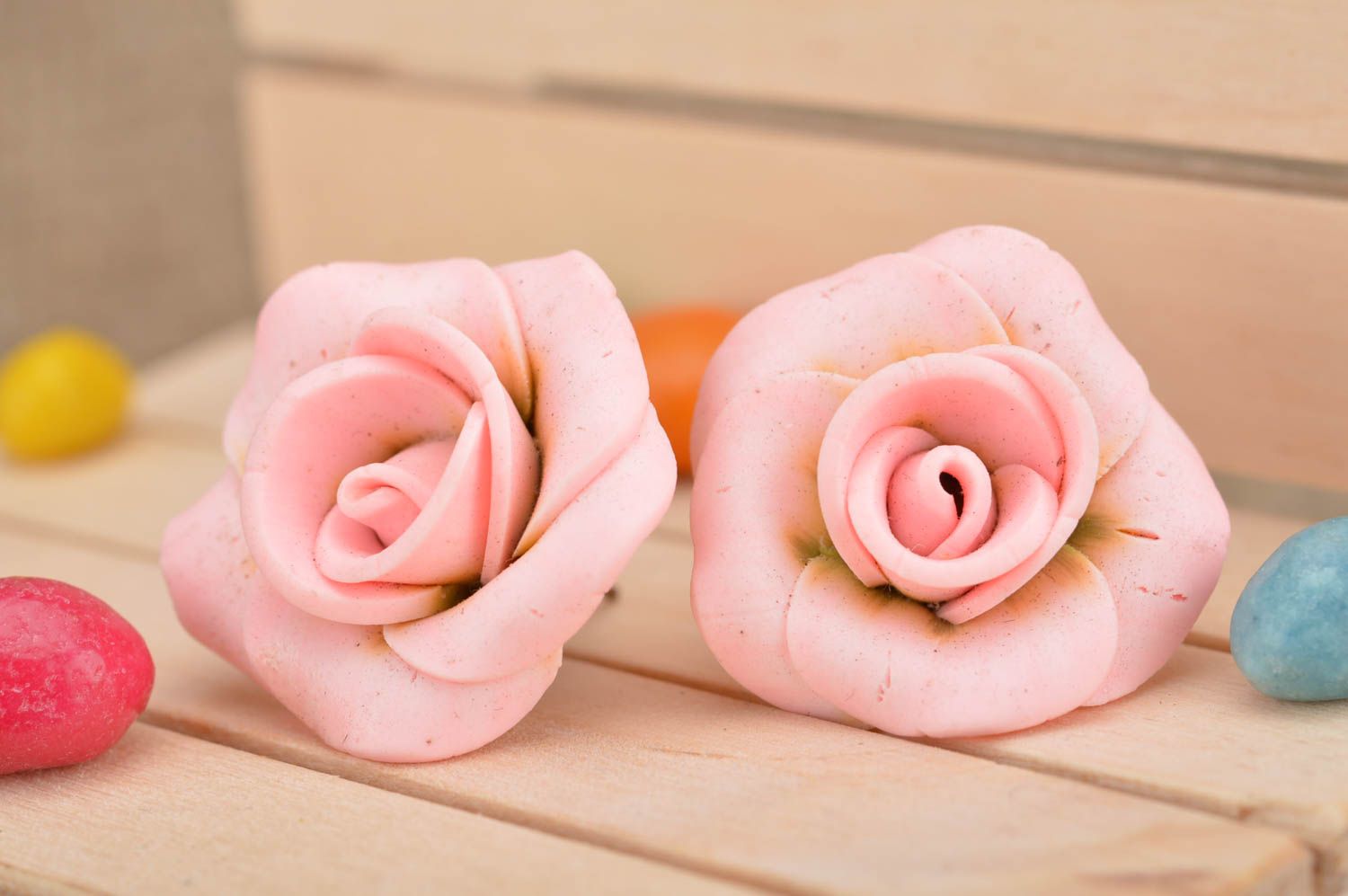 Belles boucles d'oreilles roses roses en pâte polymère faites main puces photo 1