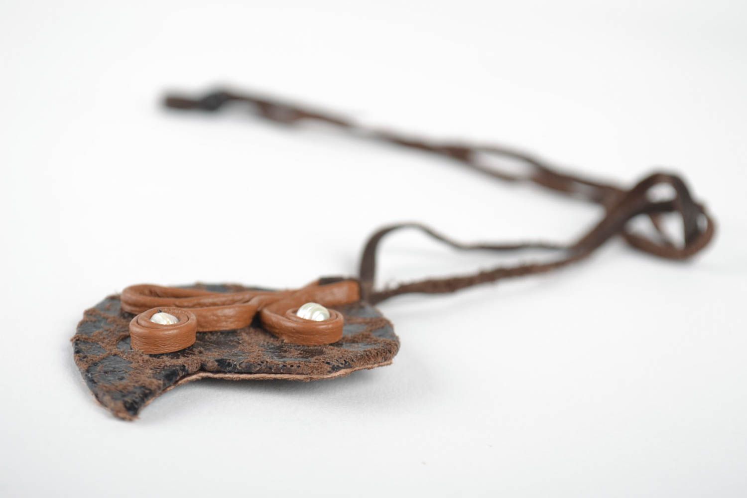 Подвеска кулон на кожаном шнурке ручной работы украшение из натуральной кожи фото 4