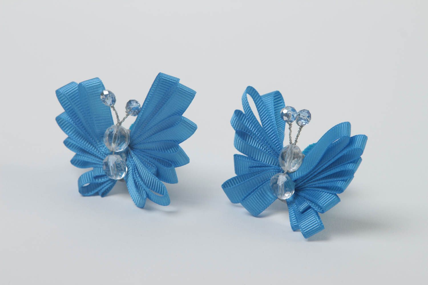 Резинки для волос в виде бабочек голубые красивые с бусинами ручная работа фото 2