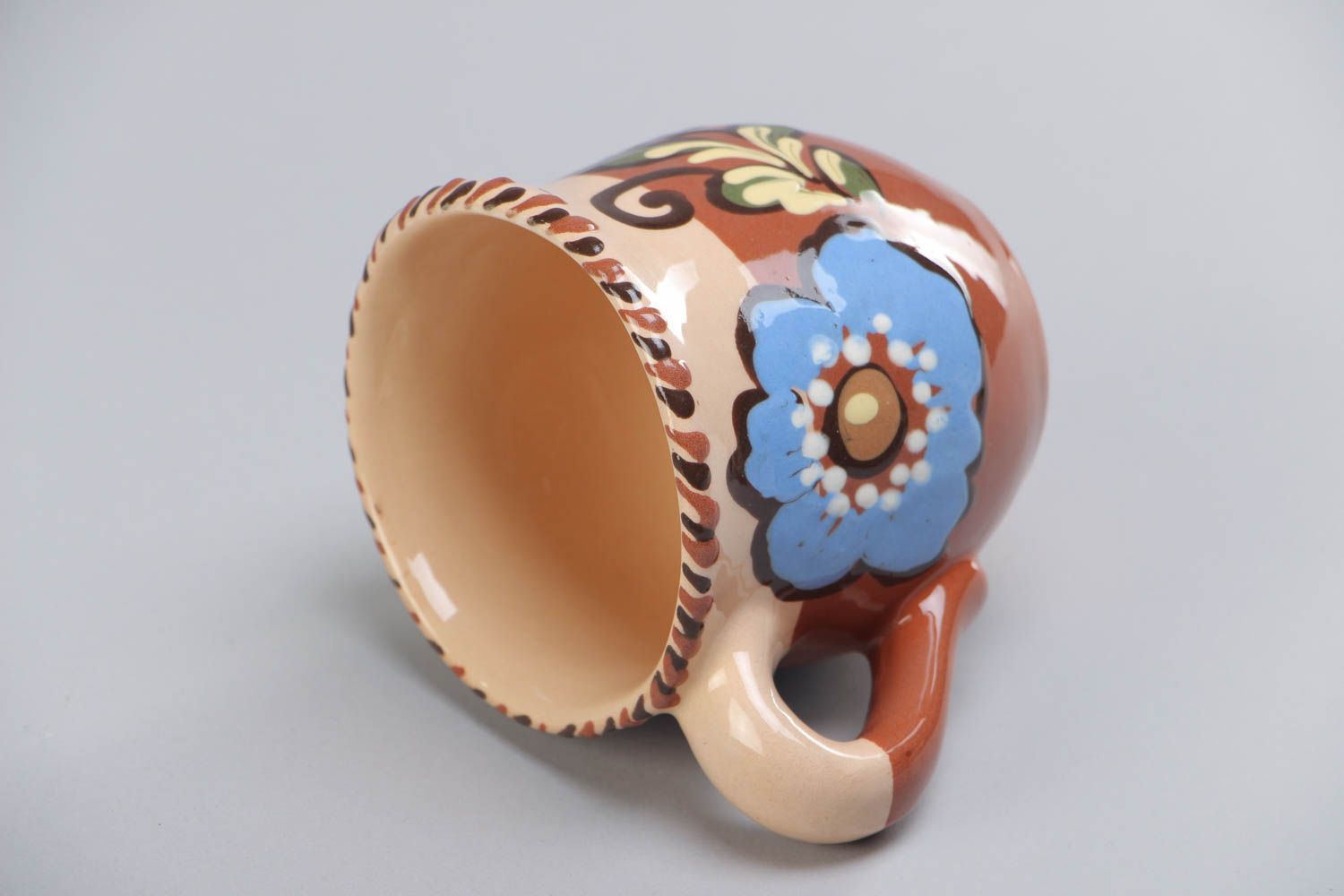Красивая глиняная чашка на 250 мл ручной работы расписанная цветной глазурью фото 4