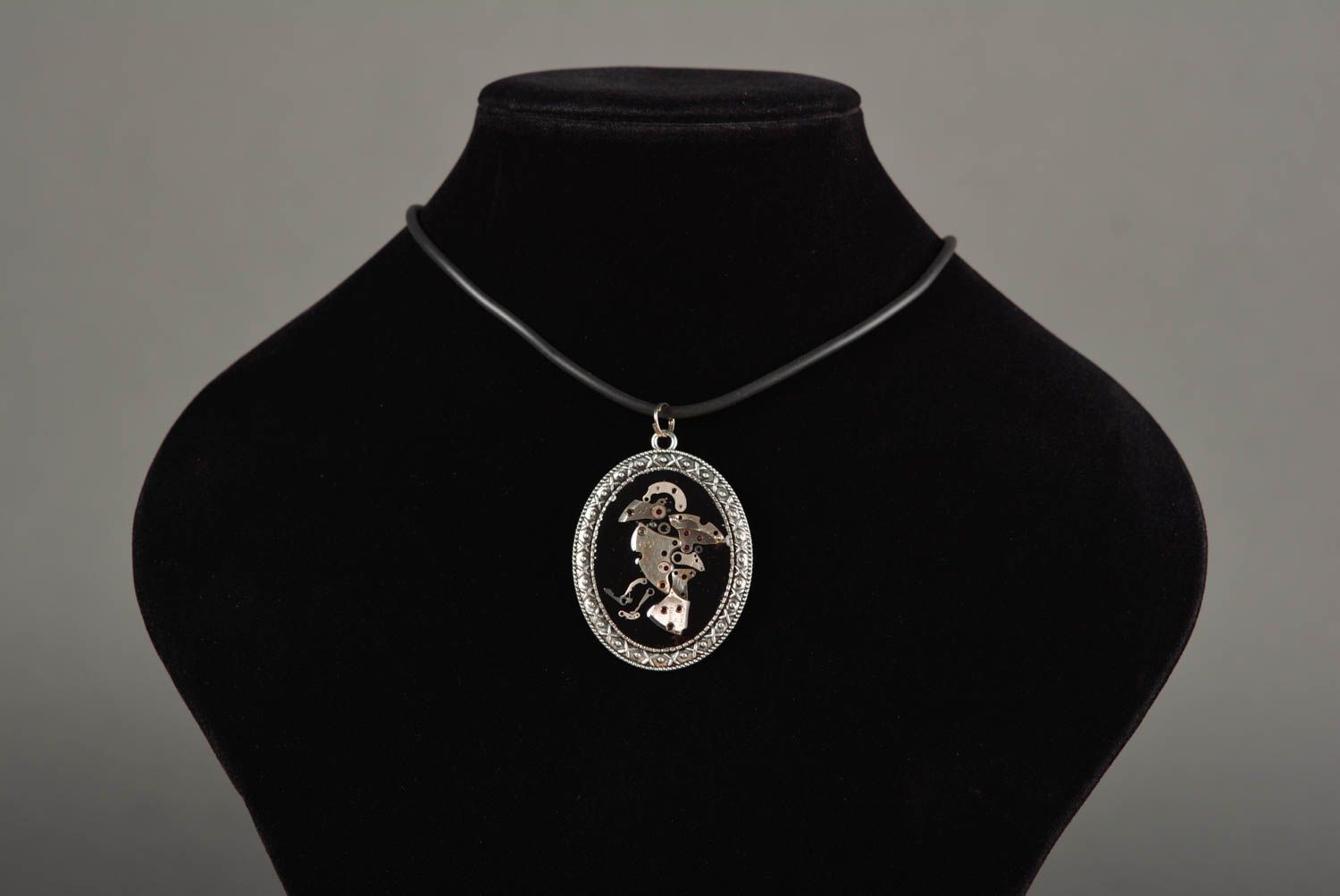 Pendentif en métal ovale Bijoux fait main design original Accessoire femme photo 2