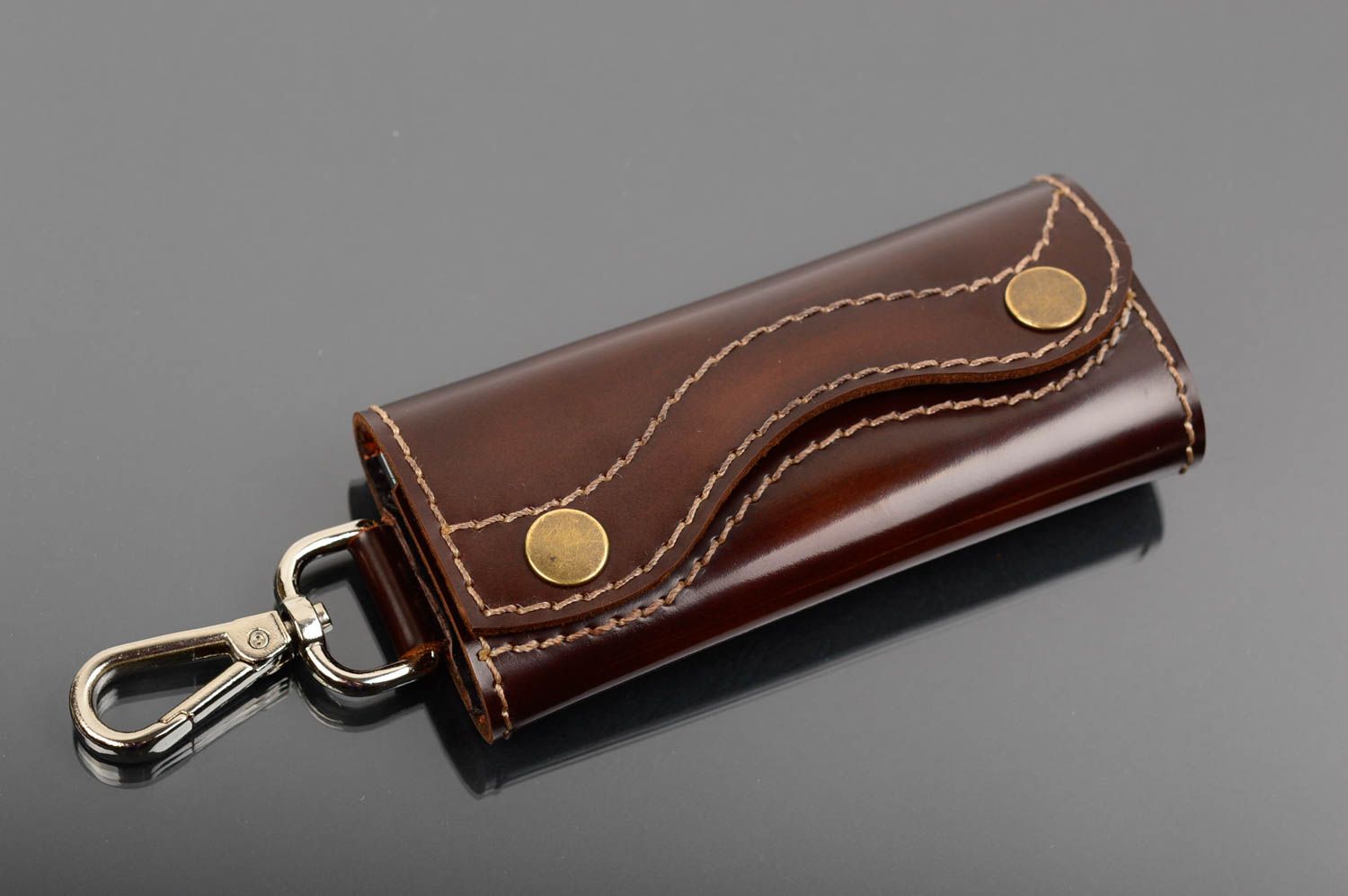 Schönes originelles elegantes braunes handgemachtes Schlüsseletui aus Leder foto 1