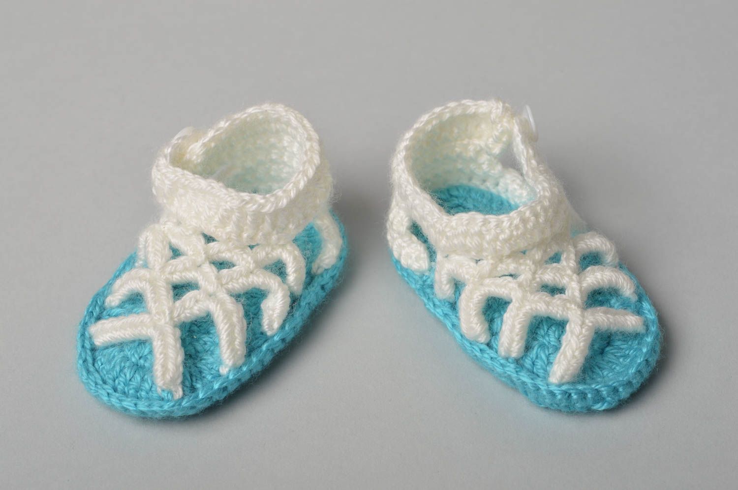 Handgefertigte Schuhe gehäkelte Babyschuhe Geschenk für Kleinkinder Sandalen foto 2