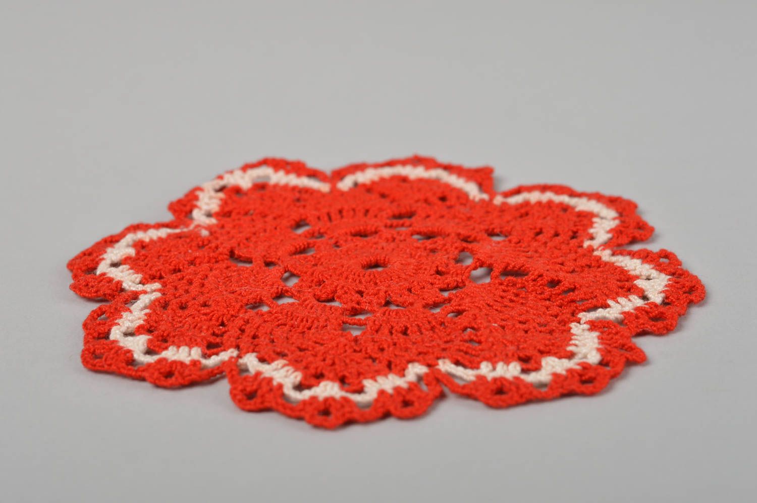 Petit napperon au crochet rouge fait main en fils de coton Décoration maison photo 3