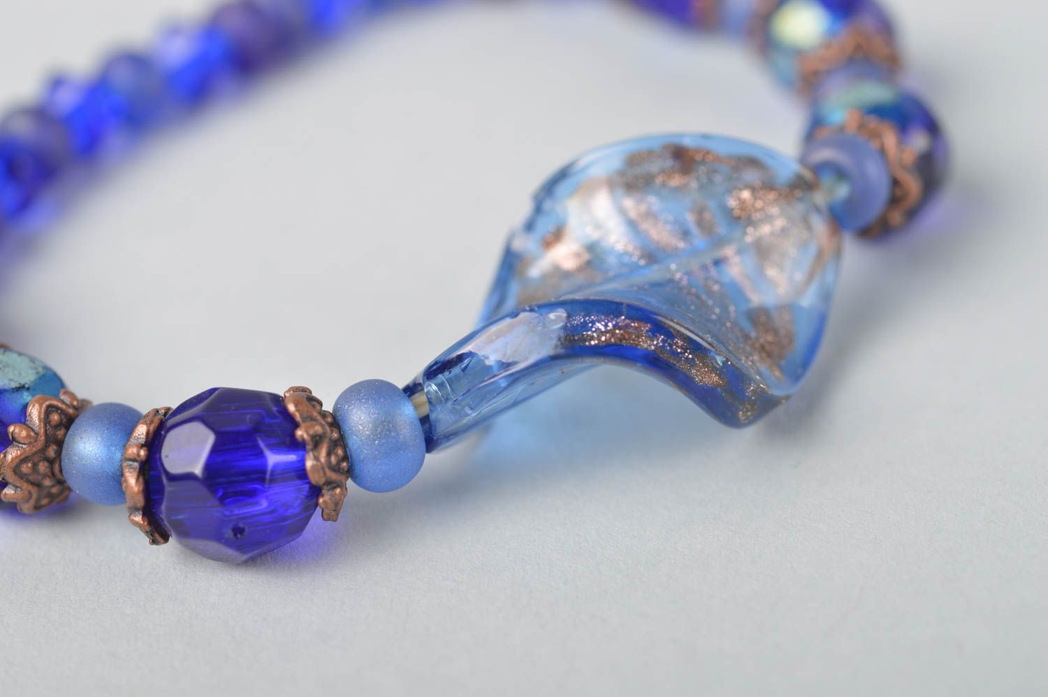 Bracelet tendance Bijou fait main bleu en perles plastiques Cadeau femme photo 2