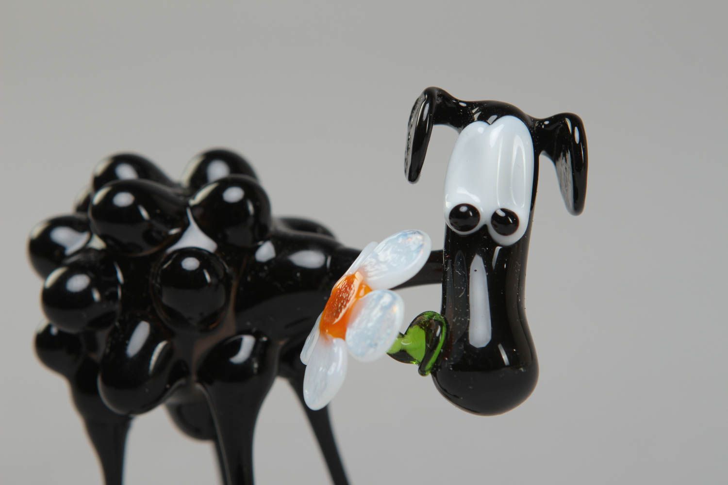 Petite figurine en verre au chalumeau Chèvre noire décorative faite main photo 2