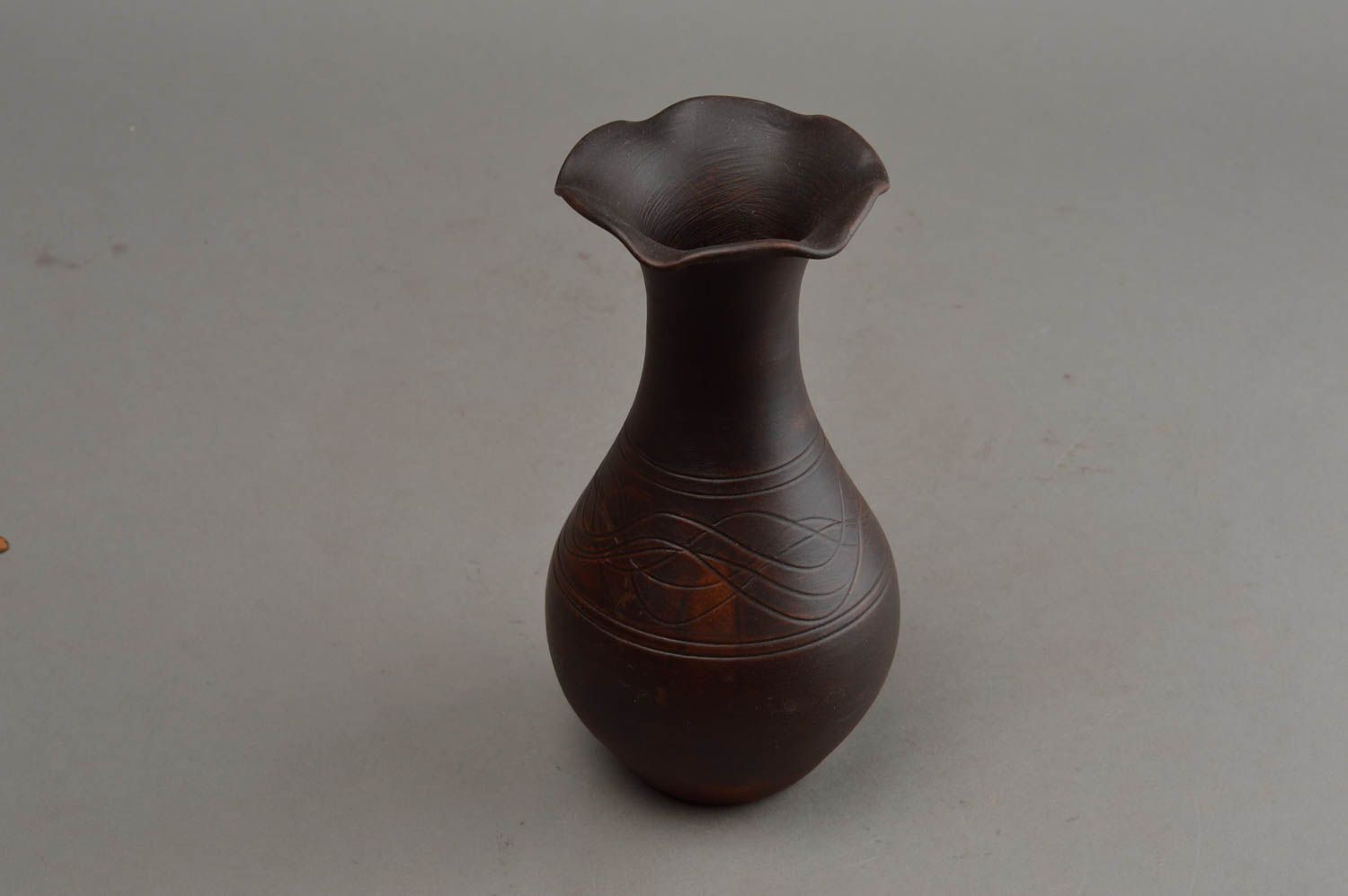 Фигурная глиняная ваза для цветов изделие ручной работы для декора дома 400 мл фото 8