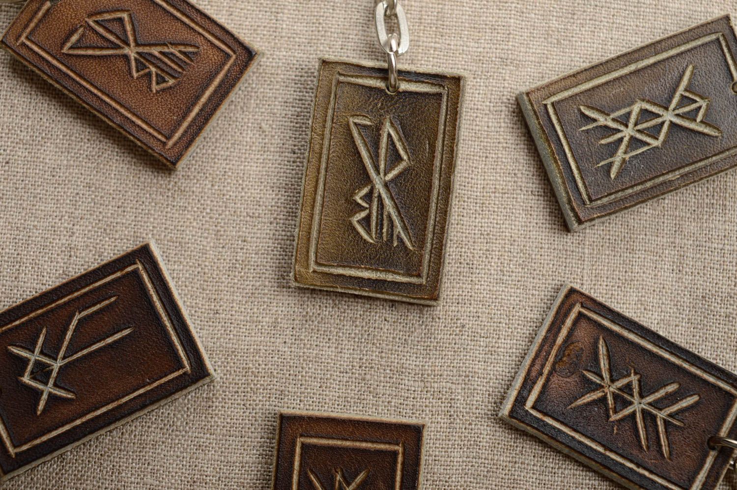 Porte-clé en cuir naturel avec runes pour charmer le coeur de femme fait main photo 2