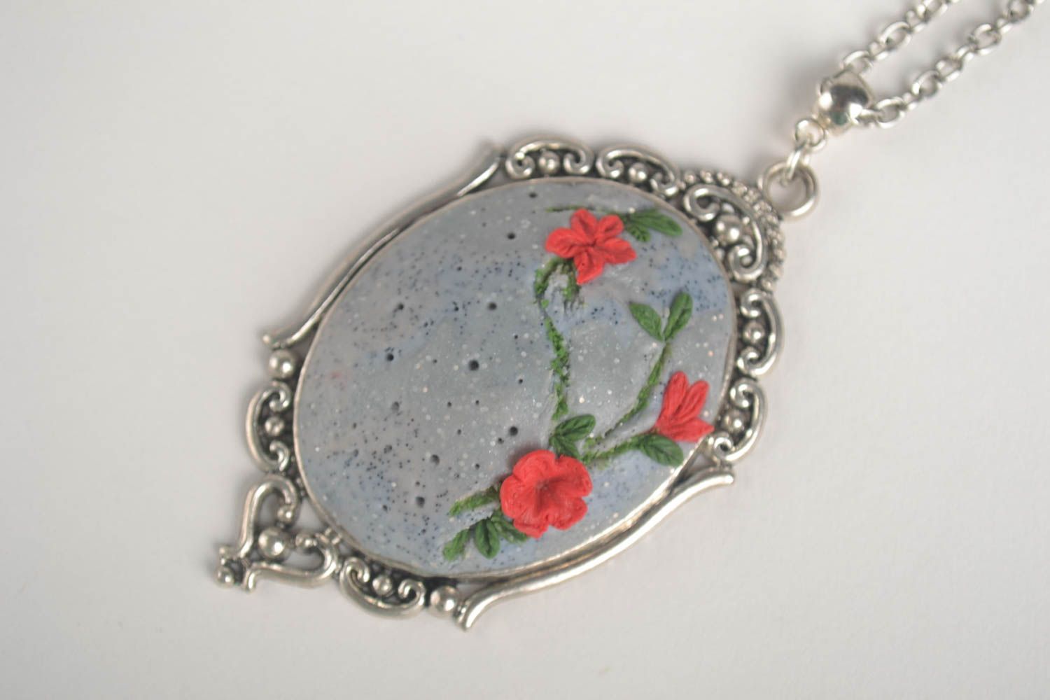 Damen Accessoire handmade Blumen Anhänger Geschenk für Frauen oval grau rot foto 3