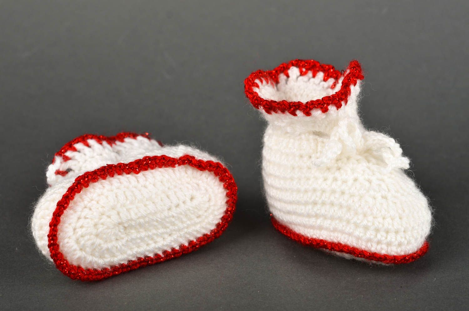 Chaussons tricot faits main Chaussures bébé blanc-rouge au crochet Vêtement bébé photo 5